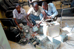 Ici, on trouve de gauche à droite, Korom Mahamat, Saddrack Djérabé, Daronoudji Omdel Serge, des geek au service de la maintenance. 